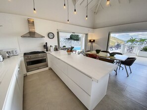 Køleskab, mikrobølgeovn, ovn, kogeplade