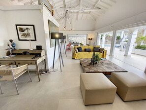 Smart TV, books, stereo, offices