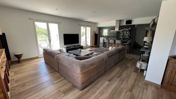 TV connectée, table de tennis de table