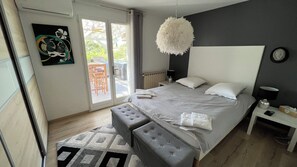 4 bedrooms, iron/ironing board, free WiFi, bed sheets