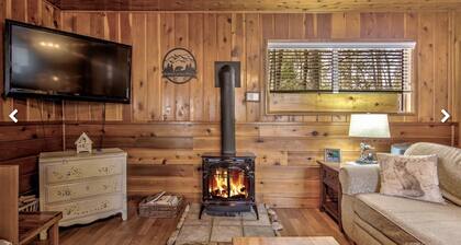 Fully fenced backyard for pets. Pets stay free!