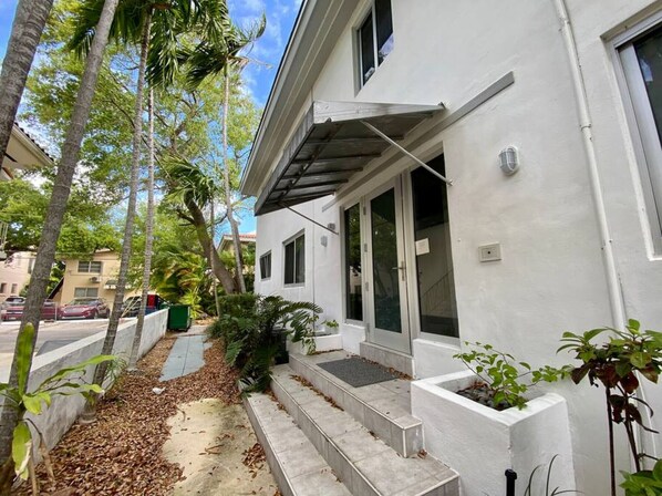 Exterior detail - Beautiful and renovated with great location and parking. (Coral Gables)