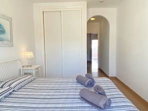 2 quartos, ferros/tábuas de passar roupa, Wi-Fi de cortesia
