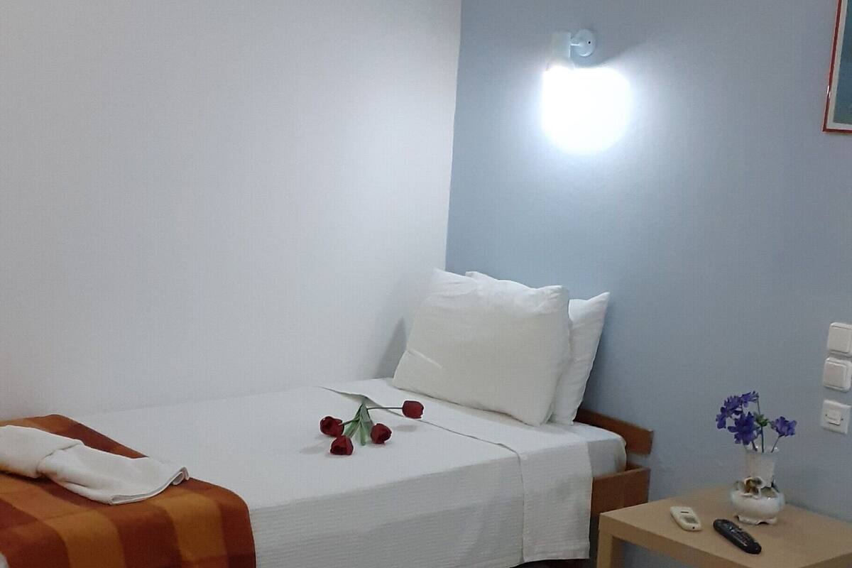 Habitación triple económica | Caja de seguridad en la habitación y decoración personalizada