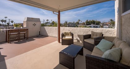 The Pineapple Suite, Whitewater Views steps to Sand