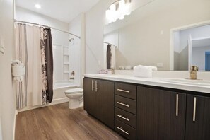 Condo de lujo, 2 habitaciones | Baño | Amenidades de baño gratuitas, secadora de cabello, jabón, shampoo