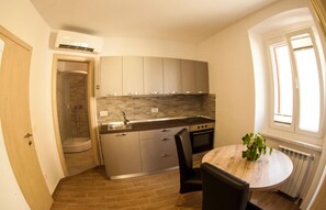 Apartamento | Cocina privada | Frigorífico, horno, hervidor eléctrico y congelador