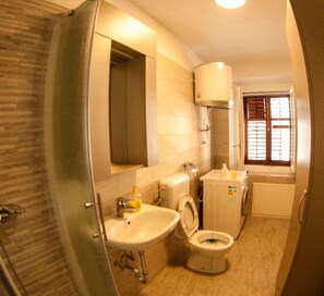 Appartement | Badkamer | Een douche, een haardroger, handdoeken
