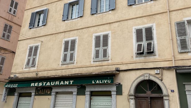 A multi-story building with a restaurant named "L'Alivù" on the ground floor. - Charming T1 full center Corte 13 cours paoli free wifi quiet bright (Corte)