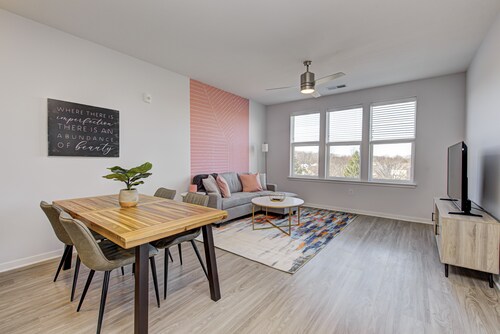 *LUXURY WALK IN THE PARK-3* - 1 KING BED