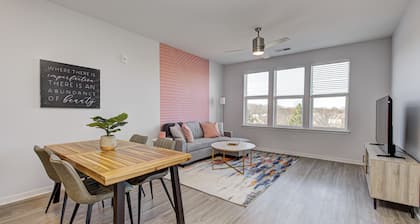 *LUXURY WALK IN THE PARK-3* - 1 KING BED