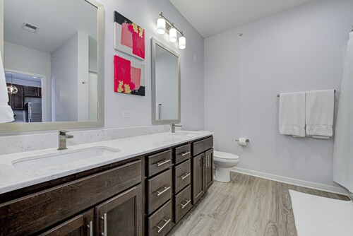 *LUXURY WALK IN THE PARK-3* - 1 KING BED