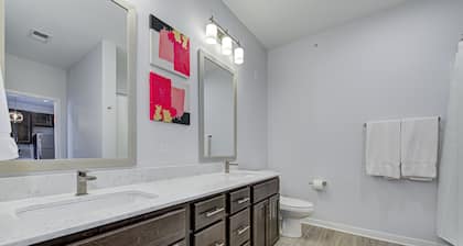 *LUXURY WALK IN THE PARK-3* - 1 KING BED