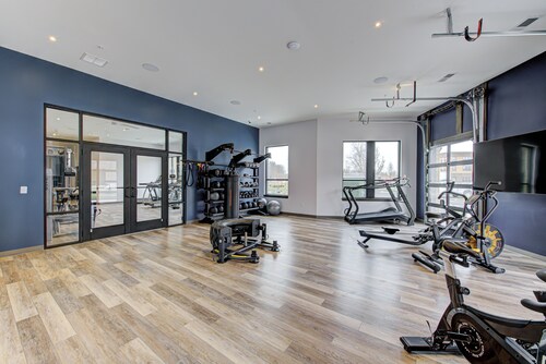 *LUXURY WALK IN THE PARK-3* - 1 KING BED