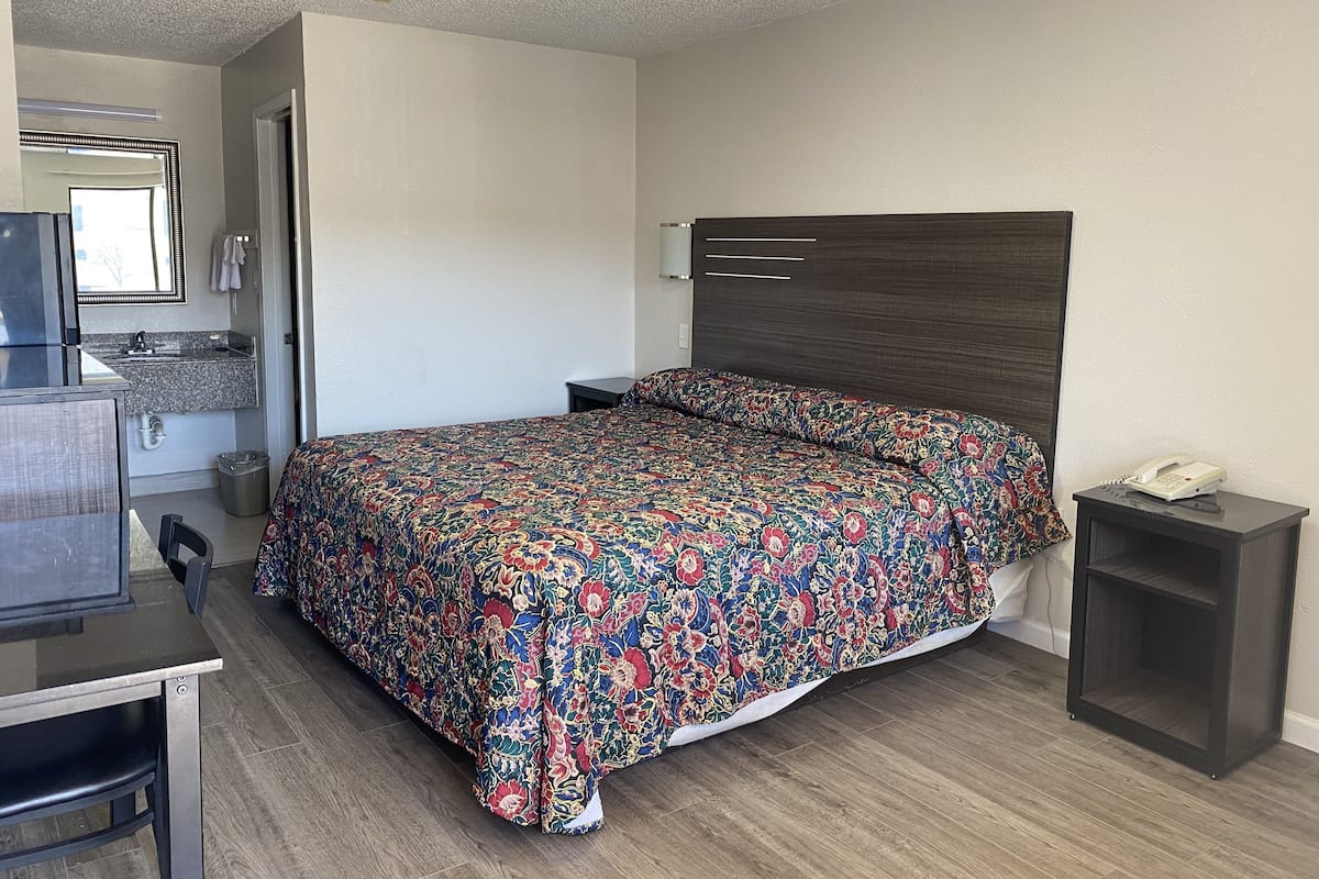 Escritorio, wifi gratis, ropa de cama