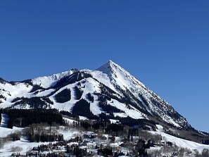 A snow-covered mountain with a clear blue sky. - Great Cabin 2 blocks to DT CB, full amenities with high end appliances (Crested Butte)