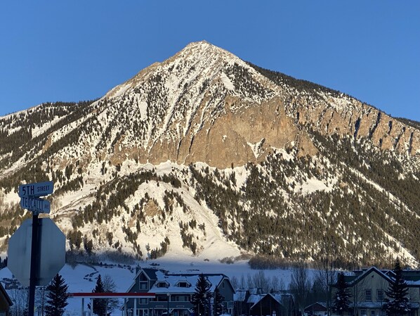 A mountain with snow-covered slopes and a clear sky. - Great Cabin 2 blocks to DT CB, full amenities with high end appliances (Crested Butte)