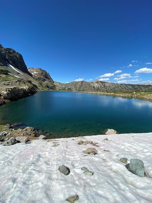 A clear lake surrounded by mountains and a snow-covered foreground. - Great Cabin 2 blocks to DT CB, full amenities with high end appliances (Crested Butte)