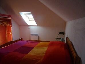 2 bedrooms, iron/ironing board, WiFi