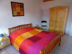 2 bedrooms, iron/ironing board, WiFi