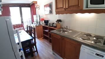 Refrigerador, microondas, horno, placa de cocina