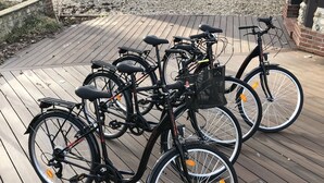 A wooden deck with bicycles parked. - "Au Coin D'la Rue" Maison Avec Jardin à 2 pas de la Plage (Fécamp)