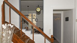 A staircase with wooden railings leading to a landing. - "Au Coin D'la Rue" Maison Avec Jardin à 2 pas de la Plage (Fécamp)