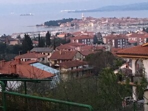 A coastal town with red-roofed buildings, a prominent church, and a body of water in the background. - Apartment Lighthouse &free Parking in Izola-isola (Izola)