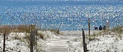 En la playa, sillas reclinables de playa