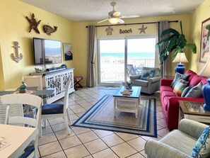 Älytelevisio, DVD-soitin, kirjoja, videokirjasto