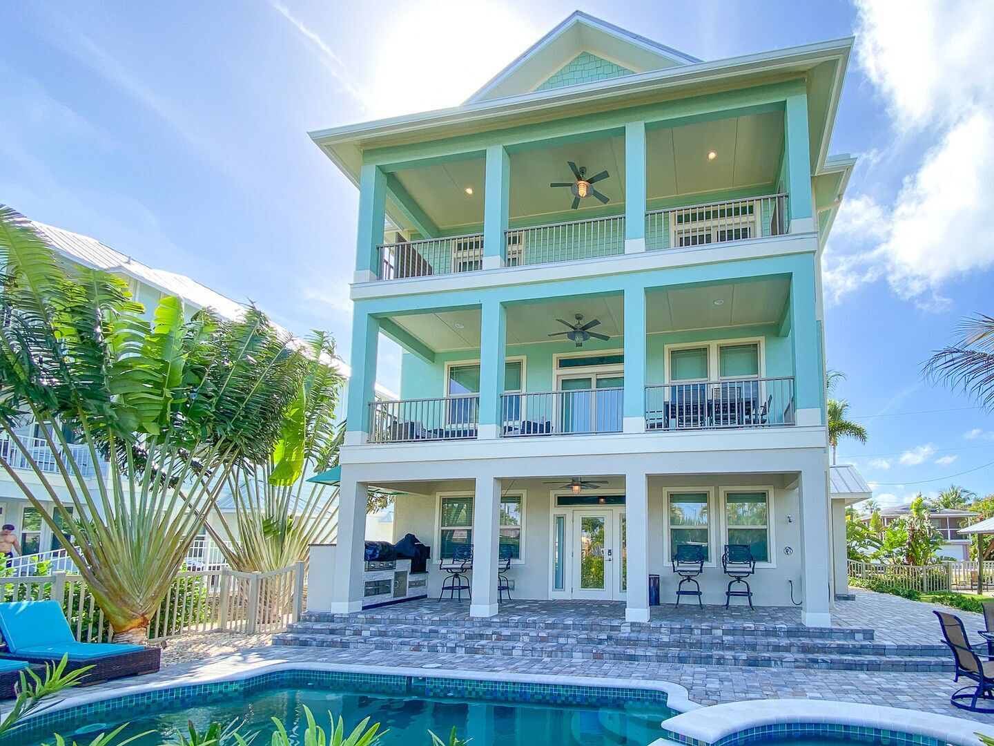 Luxury, Heated Pool & Spa on Canal, Two Minute Walk to sugar sand of FMB!