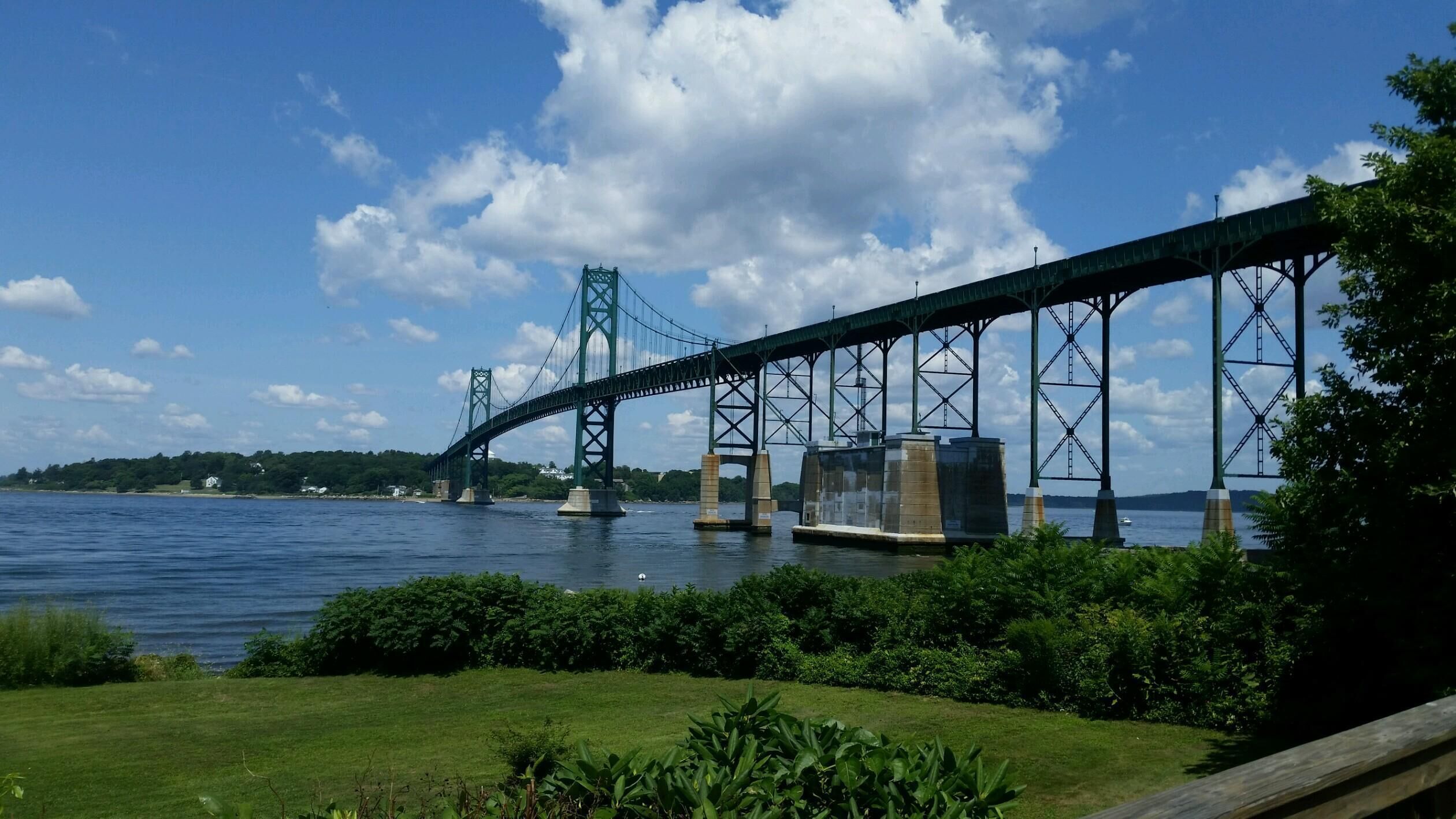 Waterfront Cottage, Completely Renovated. Beautiful Views of Narragansett Bay.