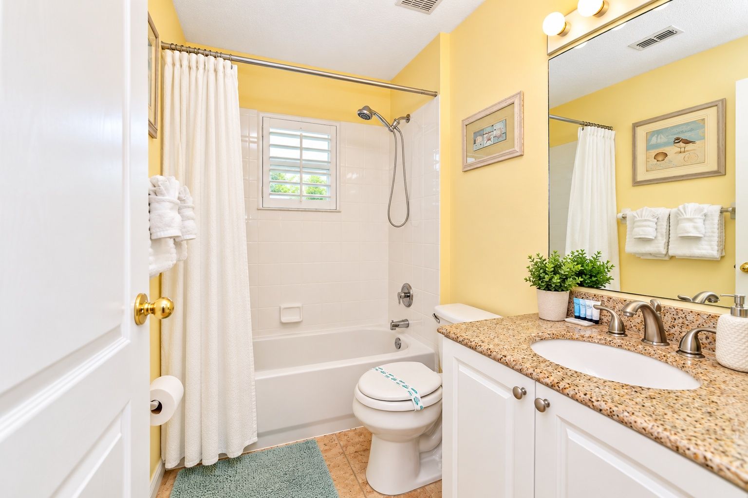 Une salle de bain avec une baignoire, des toilettes et un lavabo.