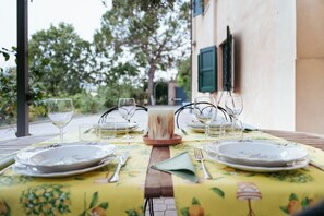 Outdoor dining - Swimming pool, wellness and relaxation in the hills of Bologna (Valsamoggia)
