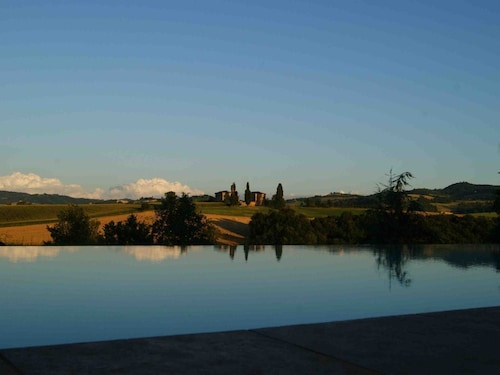 Swimming pool, wellness and relaxation in the hills of Bologna