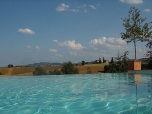 Outdoor pool - Swimming pool, wellness and relaxation in the hills of Bologna (Valsamoggia)