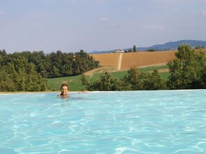 Outdoor pool - Swimming pool, wellness and relaxation in the hills of Bologna (Valsamoggia)