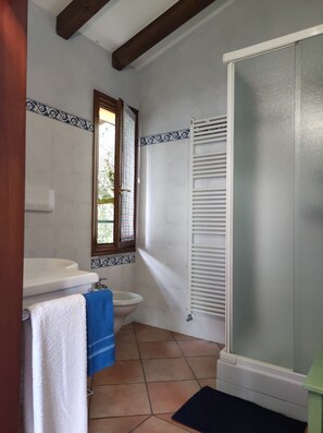 Dusche, Haartrockner, Bidet, Handtücher