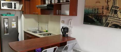 Een koelkast, een magnetron, een oven, een kookplaat