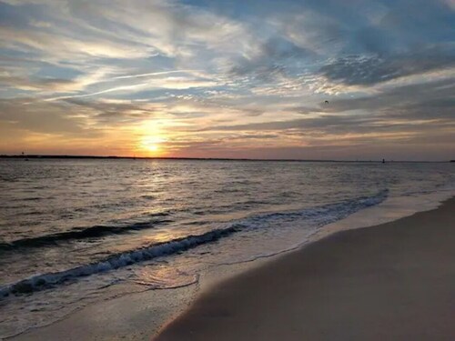 3 Minute walk to the ocean, Overlooks the pool!!!