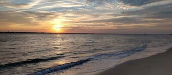 3 Minute walk to the ocean, Overlooks the pool!!!