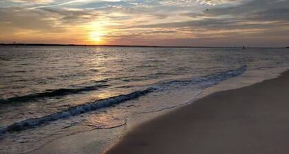 3 Minute walk to the ocean, Overlooks the pool!!!