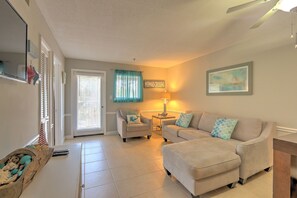 Smart TV, DVD player, books - 2bdr/2bath, heated indoor pool, walk to beach (Hilton Head Island)