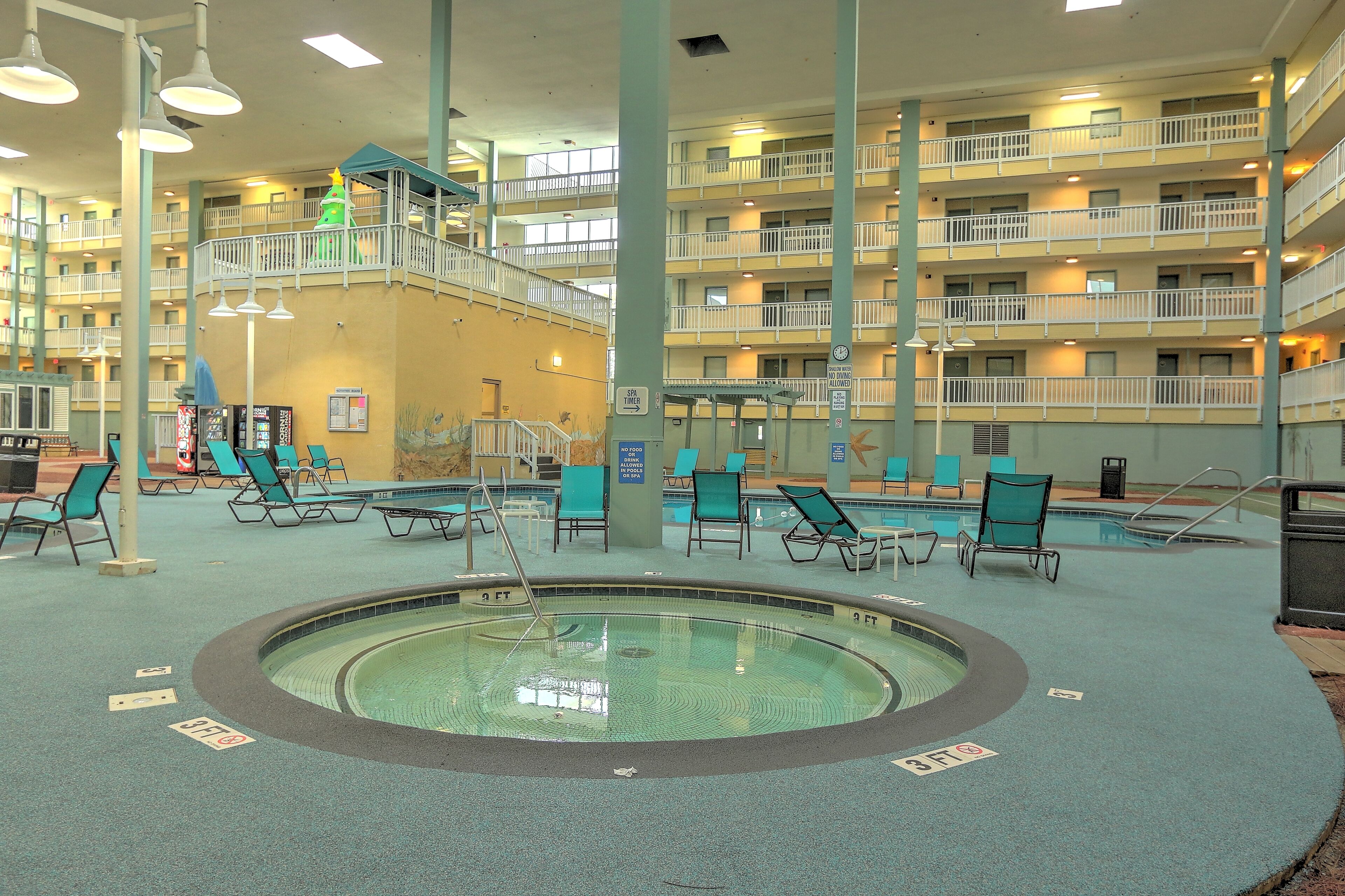 Una piscina techada, una piscina al aire libre