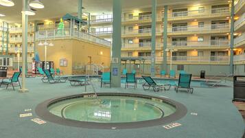 Una piscina techada, una piscina al aire libre