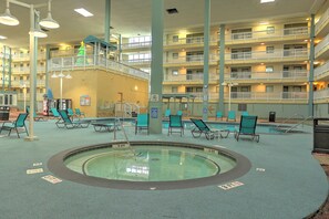 Una piscina techada, una piscina al aire libre