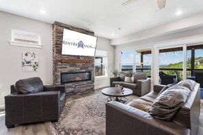 Smart TV, chimenea, videojuegos y estéreo