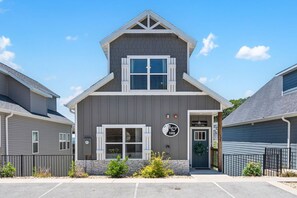 Exterior - Lakeview Hot Tub Retreat with $400 in Daily Tickets, Community Pools & Onsite Basketball (Branson)