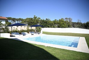 Utomhuspool och uppvärmd pool