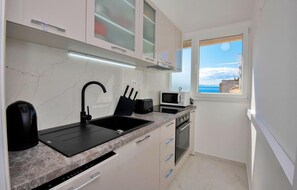 Fridge, oven, stovetop, dishwasher